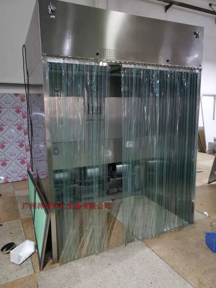潔凈層流采樣車具體要求；從室內(nèi)空氣經(jīng)過初效過濾器，從高效空氣過濾器出風(fēng)，配無隔板高效過濾器過濾效率為：99.99@0.3μm和G4級初效過濾器，確保凈化級別，靜態(tài)100級美聯(lián)邦209E標(biāo)準(zhǔn)；