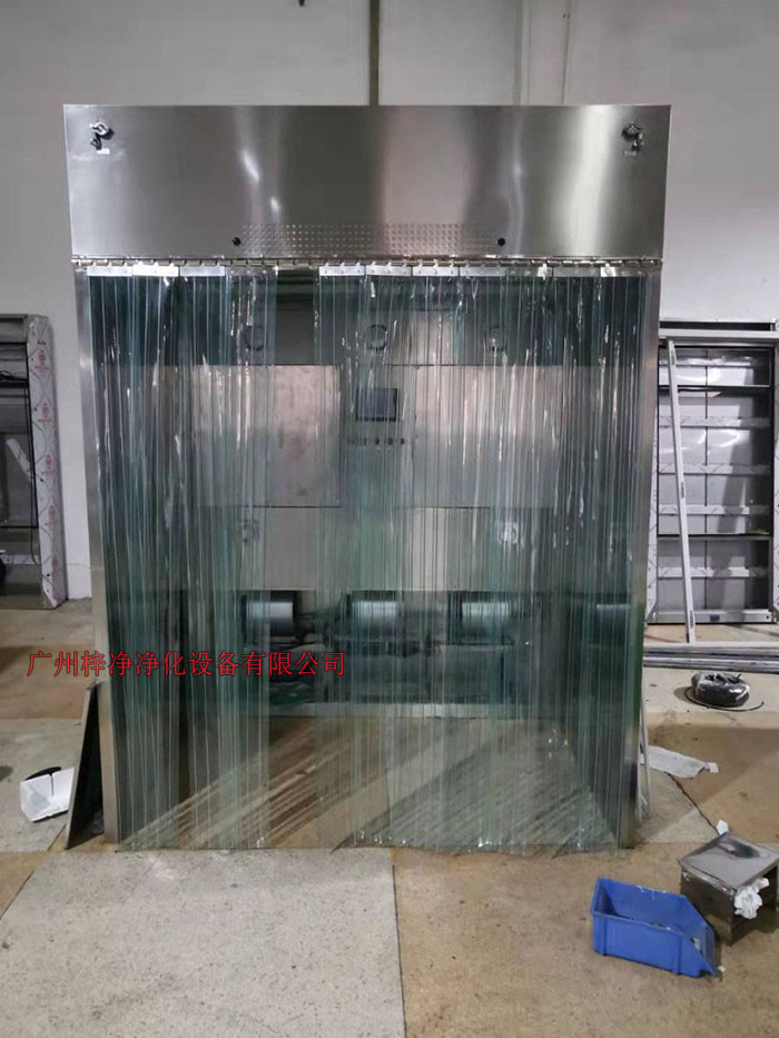 潔凈層流采樣車具體要求；從室內(nèi)空氣經(jīng)過初效過濾器，從高效空氣過濾器出風(fēng)，配無隔板高效過濾器過濾效率為：99.99@0.3μm和G4級初效過濾器，確保凈化級別，靜態(tài)100級美聯(lián)邦209E標(biāo)準(zhǔn)；